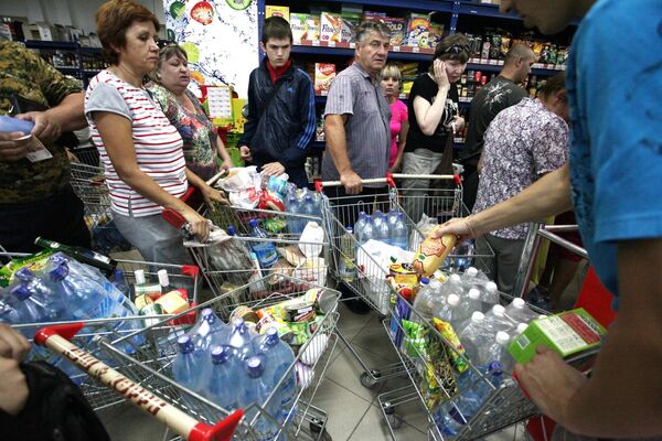 Жители Благовещенска скупают воду и товары первой необходимости в магазинах города