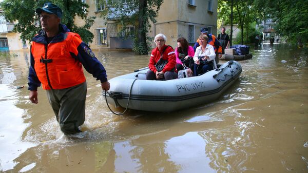 Спасатели МЧС России эвакуируют жителей одного из районов Хабаровска, затопленного паводковыми водами