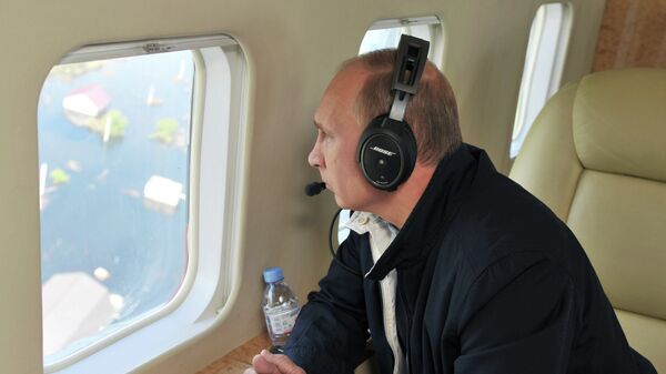 Президент России Владимир Путин осматривает районы, пострадавшие от наводнения в Амурской области