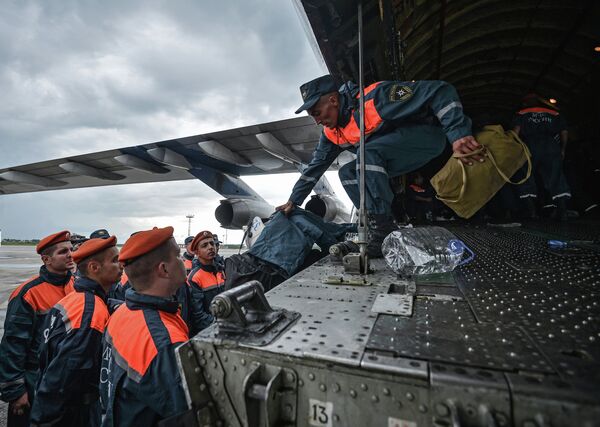 Сотрудники МЧС, прибывшие в Хабаровск, выгружают оборудование из самолета