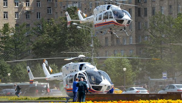 Вертолеты МЧС у станции метро Парк Победы