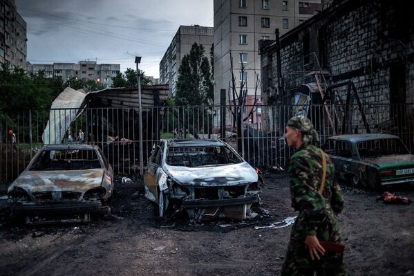 Сгоревшие автомобили в квартале Мирный в Луганске