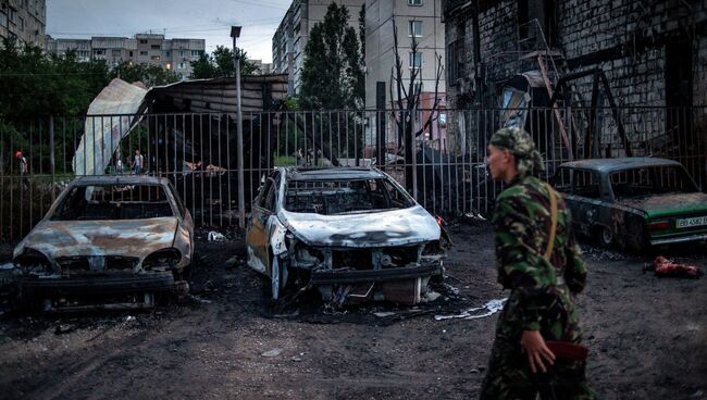 Сгоревшие автомобили в квартале Мирный в Луганске. Архивное фото