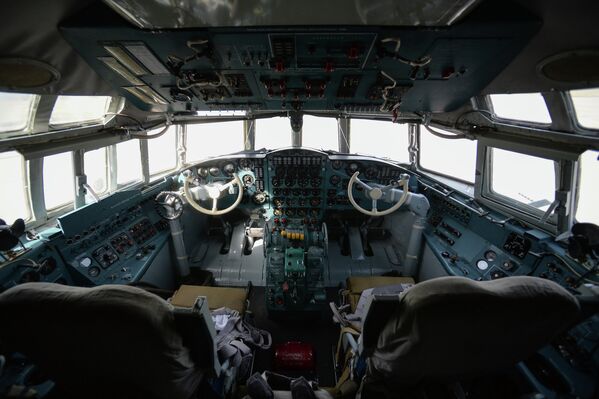 Кабина первого серийного противолодочного самолета Ил-38Н