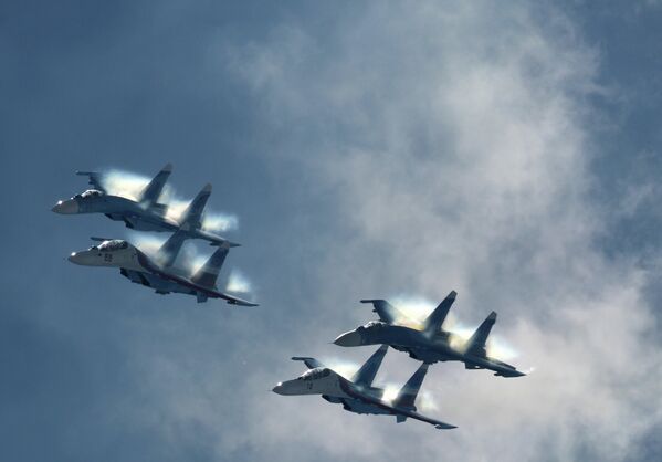 Истребители Су-27 пилотажной группы Соколы России Военно-воздушных сил РФ во время показательных полетов на Международном авиационно-космическом салоне МАКС-2011