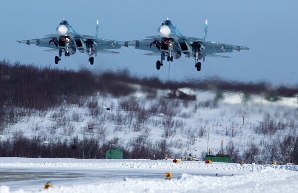Пара истребетелей Су-33 279 отдельного корабельного истребительного авиаполка морской авиации Северного флота садится на аэродром Североморск-3 после выполнения учебно-тренировочного полета