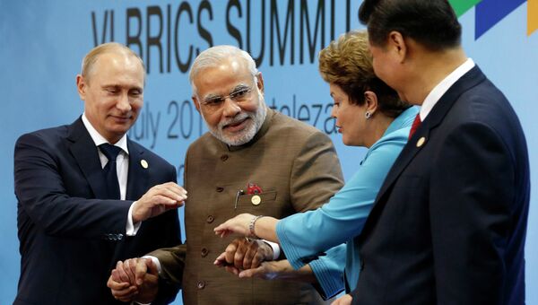 Президент России Владимир Путин, премьер-министр Индии Нарендра Моди, президент Бразилии Дилма Руссефф и президент Китая Си Цзиньпин на саммите БРИКС. Архивное фото