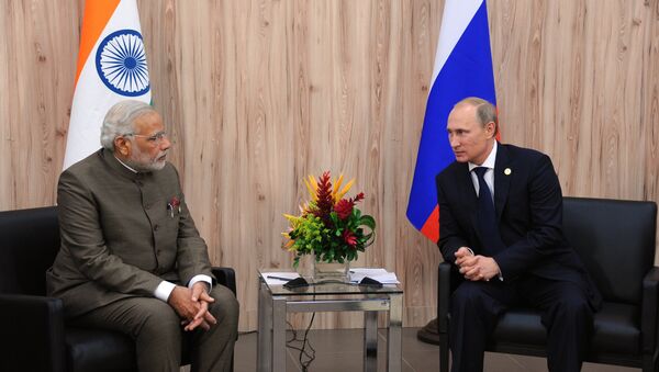 Президент России Владимир Путин (справа) и премьер-министр Индии Нарендра Моди. Архивное фото