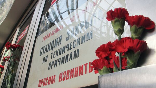 Цветы на месте трагедии в московском метро