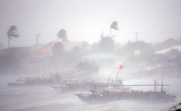 Рыболовецкие судна во время тайфуна Раммасун в городе Манила, Филиппины