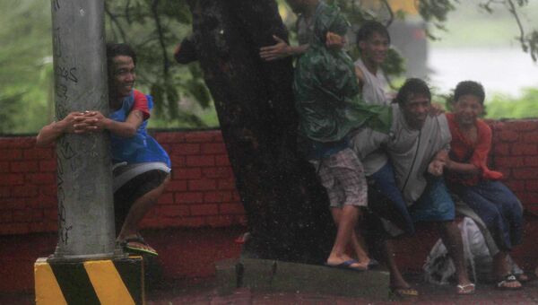 Жители города Манила укрываются от тайфуна Раммасун, Филиппины