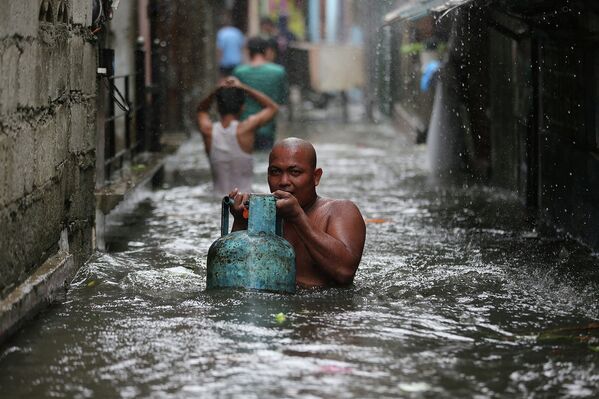 Житель провинции Кесон, Филиппины, во время тайфуна Раммасун