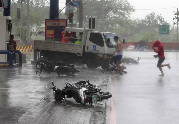 Жители города Манила спасаются от тайфуна Раммасун, Филлипины