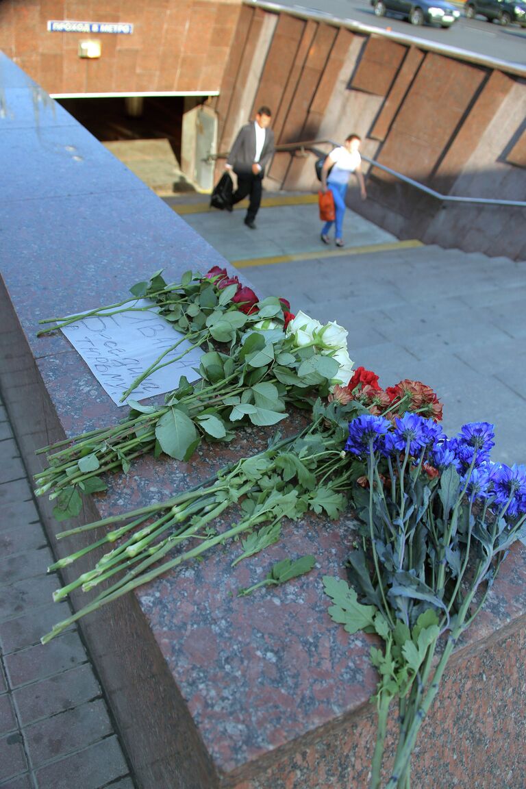 Цветы на месте трагедии в московском метро