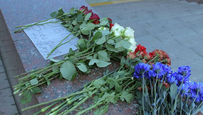 Цветы на месте трагедии в московском метро