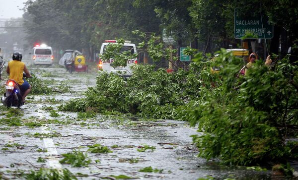 Транспорт на дороге города Паранак во время тайфуна Раммасун, Филиппины