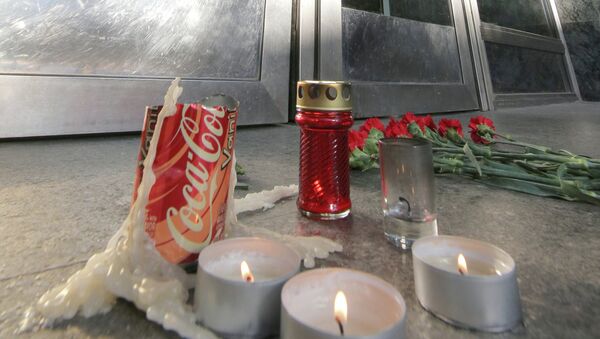 Цветы и свечи у входа на станцию метро Славянский бульвар