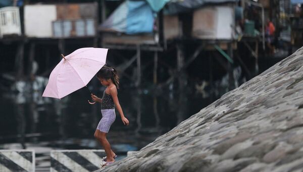 Девочка с зонтиком во время тайфуна. Архивное фото