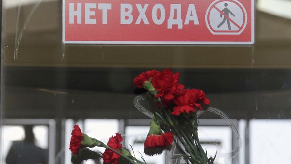 Цветы у входа на станцию метро Славянский бульвар. Архивное фото