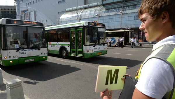 Дополнительные автобусы работают в районе аварии в московском метро. Архивное фото