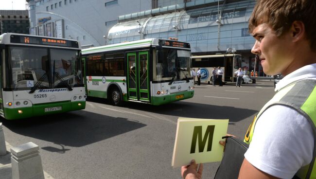 Дополнительные автобусы работают в районе аварии в московском метро. Архивное фото