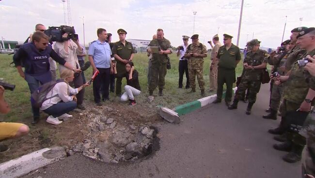 Жители Донецка Ростовской области показали военным атташе ОБСЕ места обстрела