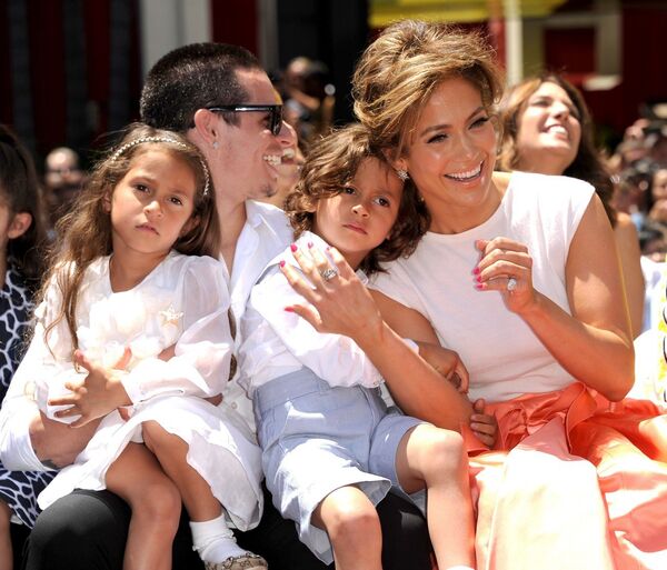 Американская певица и актриса Дженнифер Лопез, ее дочь Эмма, сын Макс и бойфренд Каспер Смарт