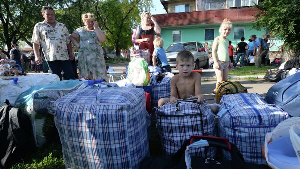 Жители Донецкой области перед отправкой автобусов с беженцами из Донецка в Россию