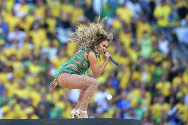 Американская певица и актриса Дженнифер Лопез выступает на открытие ЧМ по футболу в Бразилии