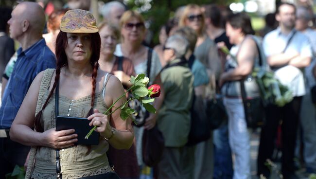 Жители Москвы во время прощания с правозащитницей Валерией Новодворской