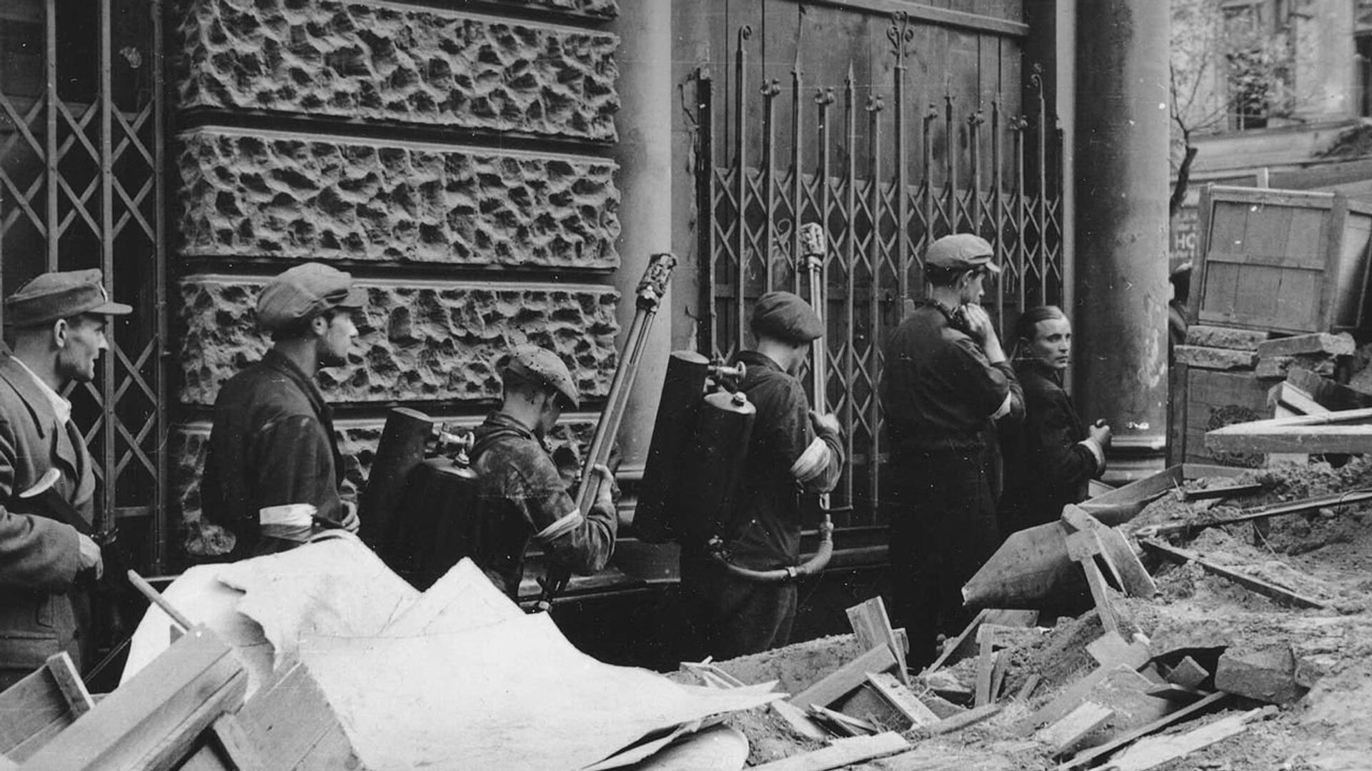 Огнеметчики восставших среди баррикад. Варшава, начало августа 1944 - РИА Новости, 1920, 01.08.2021