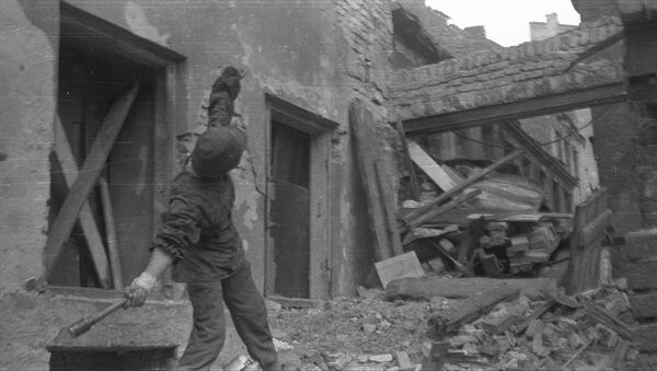 Ежи Сивец Джур из батальона Густав , бросает ручную гранату на позиции немцев в Старом городе, конец августа 1944
