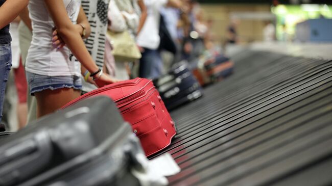 Туристы с чемоданами в аэропорту