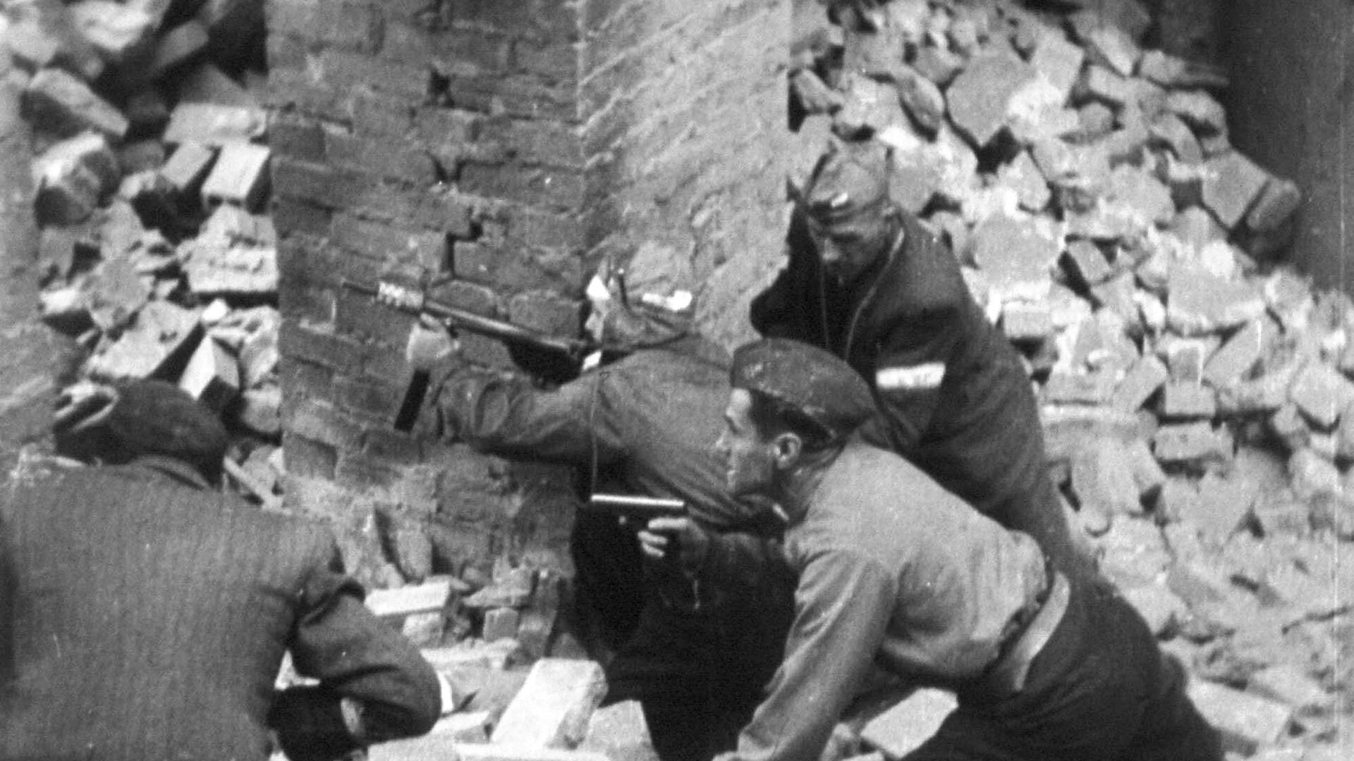 Солдаты Армии Крайовой, воюющие на улицах Варшавы. Сентябрь 1944 года - РИА Новости, 1920, 15.02.2024