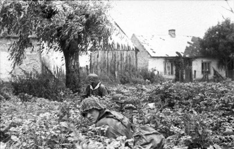 Немецкие солдаты в пригороде Варшавы. Август 1944