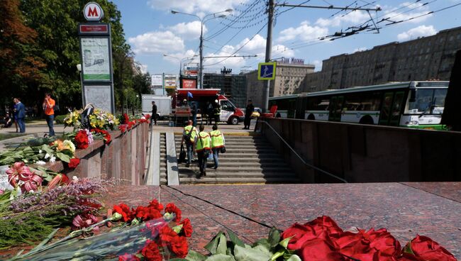 Цветы у входа на станцию метро в Москве, где произошло ЧП