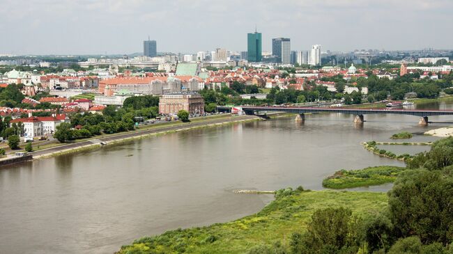 Вид на Гданьский мост через реку Висла в Варшаве