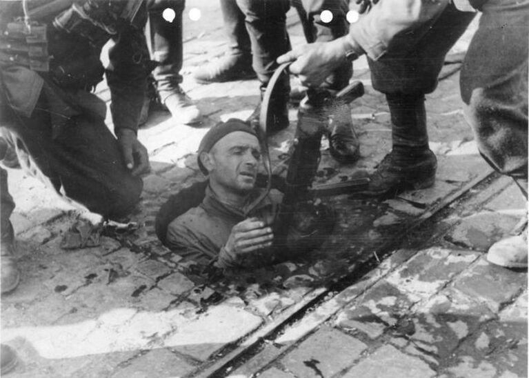 Сдача в плен бойца польского сопротивления. 6-ое октября 1944.
