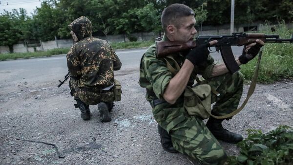 Бойцы ополчения во время операции в Донецке. Архивное фото