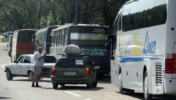 Автобусы и автомобили с беженцами, которые отправляются из Донецка в Россию. Архивное фото
