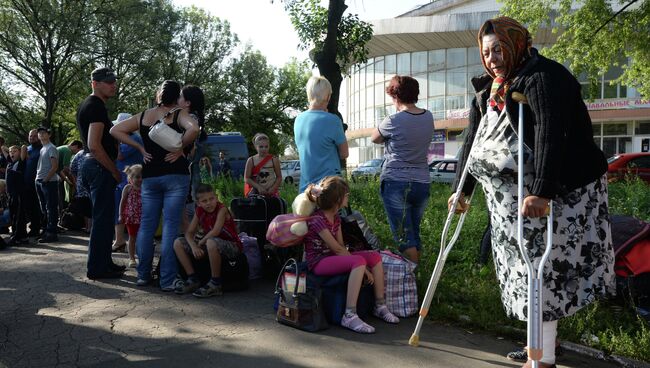 Жители Донецкой области перед отправкой автобусов с беженцами из Донецка. Архивное фото