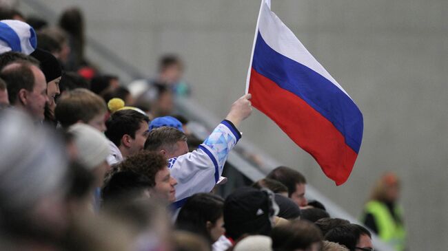Болельщики с флагом России. Архивное фото