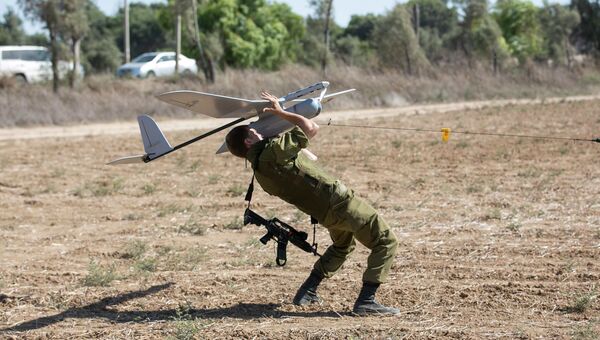 Израильский солдат запускает беспилотник Skylark