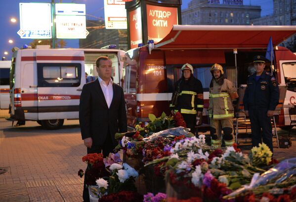 Д.Медведев возложил цветы у метро Парк Победы
