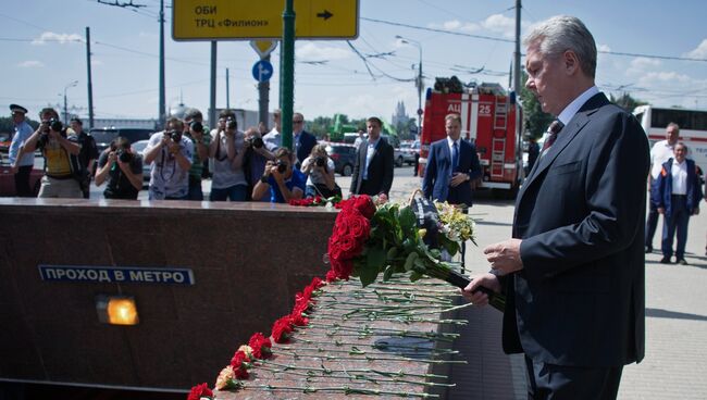 С.Собянин возложил цветы у метро Парк Победы