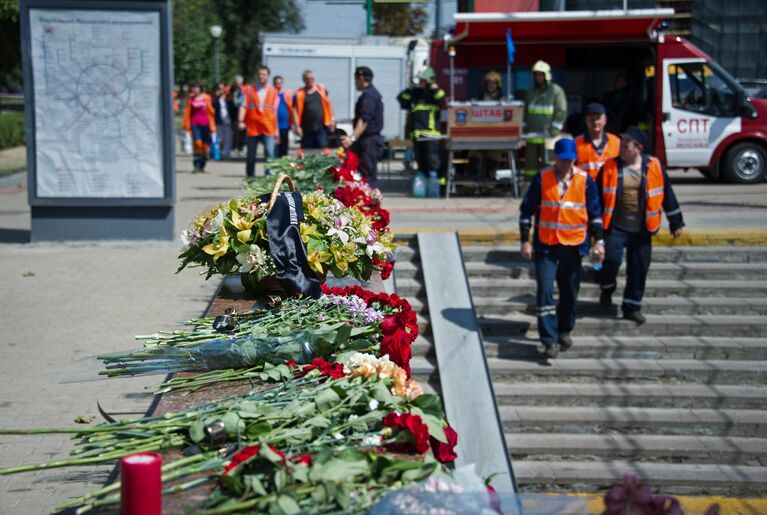 Цветы у входа в метро Парк Победы