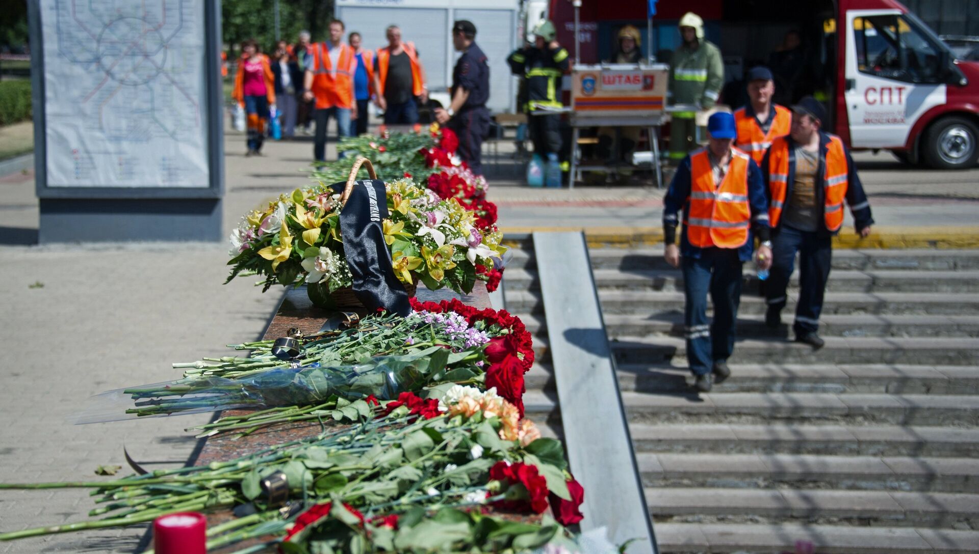 Цветы у входа в метро Парк Победы. Архивное фото - РИА Новости, 1920, 23.08.2014