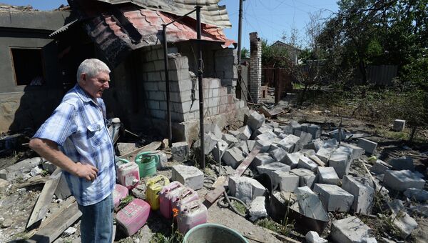 Житель Луганска у дома, разрушенного во время боев. Архивное фото