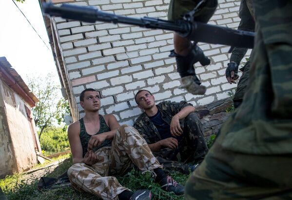 Бойцы народного ополчения допрашивают пленных украинских военных