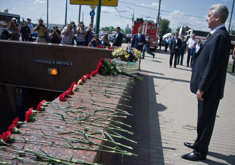 Мэр Москвы Сергей Собянин у входа в метро Парк Победы